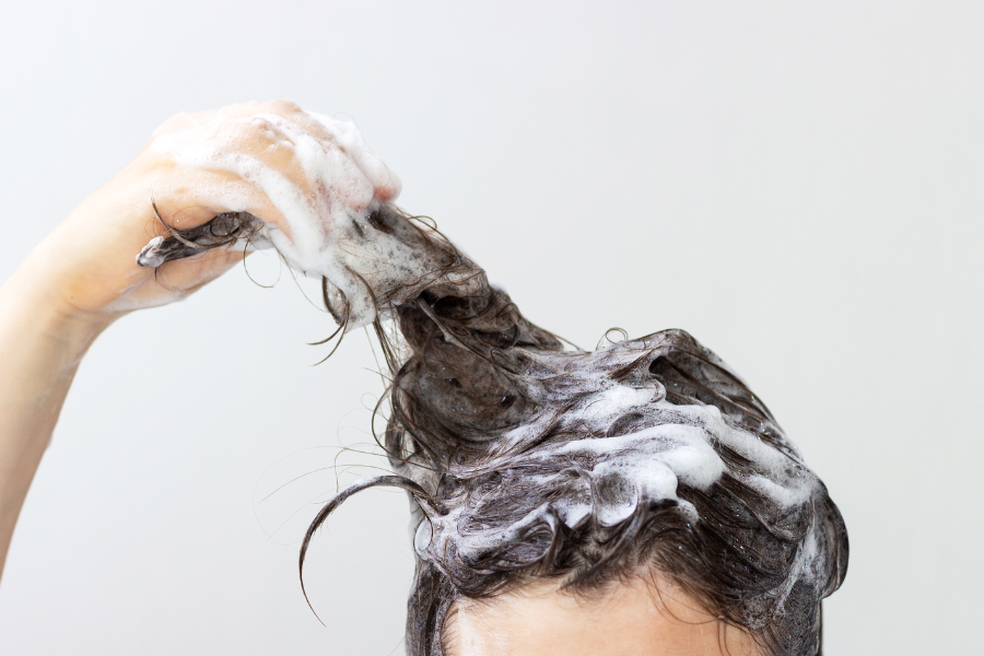 Cheveux lavés délicatement avec du shampooing
